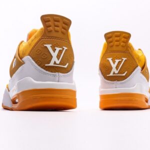 【AT3230】Louis Vuitton x Air Jordan 4 Retro ルイ・ヴィトン×エア・ジョーダン4レトロは、革素材で作られており、アッパーには白いLVプリントがメインフレームとして使用されています。