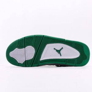 【AT3231】Louis Vuitton x Air Jordan 4 Retro ルイ・ヴィトン × エア ジョーダン 4 レトロバスケットボールシューズシリーズ。 シューズ全体は革で作られ、アッパーには白いLVプリントが主体となっています。