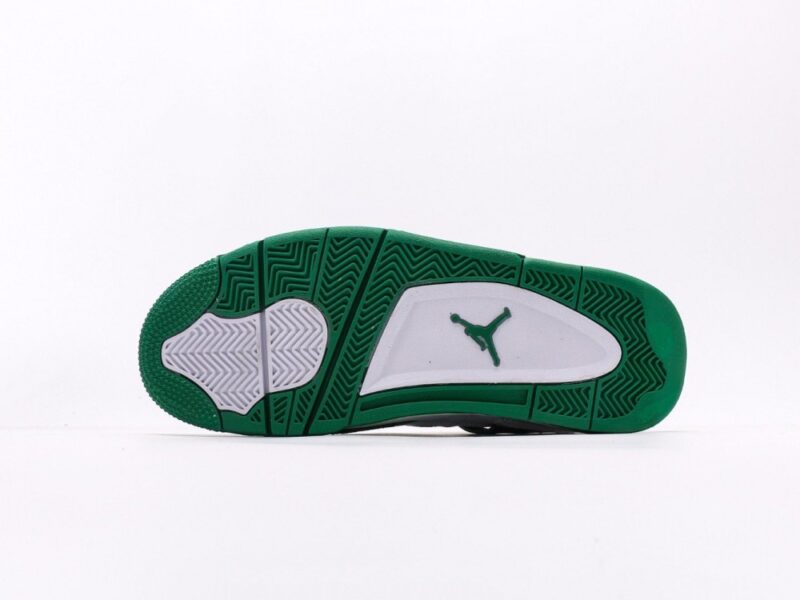 【AT3231】Louis Vuitton x Air Jordan 4 Retro ルイ・ヴィトン × エア ジョーダン 4 レトロバスケットボールシューズシリーズ。 シューズ全体は革で作られ、アッパーには白いLVプリントが主体となっています。