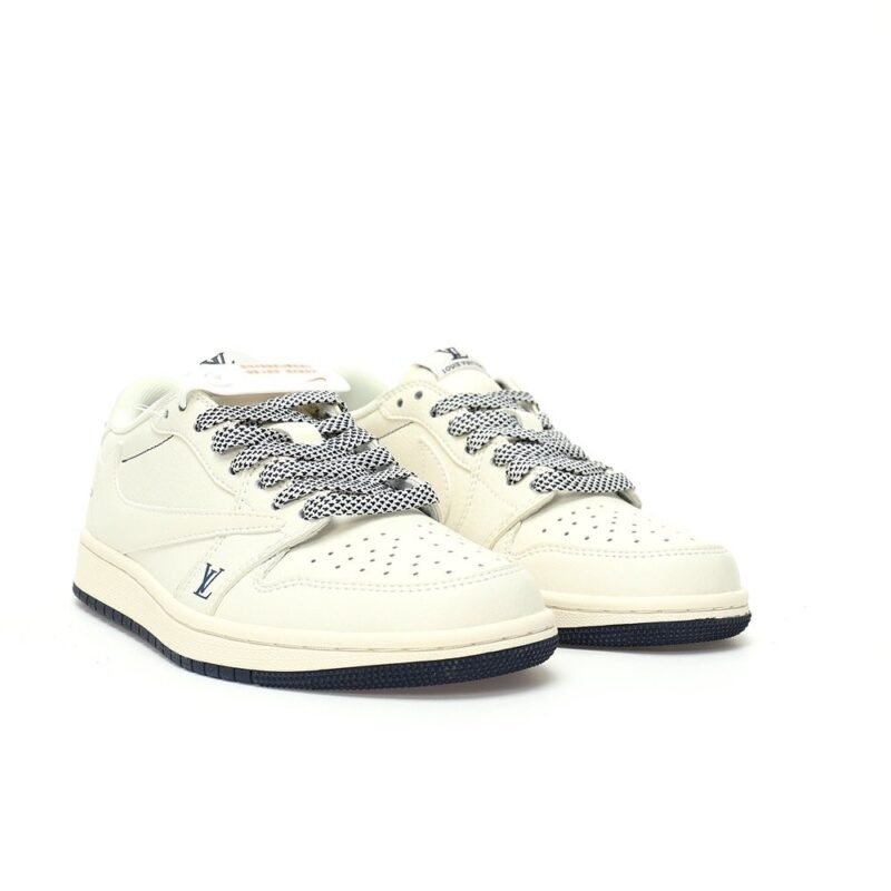 【AT3235】Louis Vuitton x Travis Scott x Nike Air Jordan 1 Low OG SP 人気のヒップホップアーティスト、Travis Scottとフランスの高級ブランド、Louis Vuittonがコラボし、Nike Air Jordan 1 Low OG SPをカスタマイズしました。