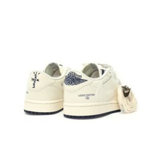 【AT3235】Louis Vuitton x Travis Scott x Nike Air Jordan 1 Low OG SP 人気のヒップホップアーティスト、Travis Scottとフランスの高級ブランド、Louis Vuittonがコラボし、Nike Air Jordan 1 Low OG SPをカスタマイズしました。