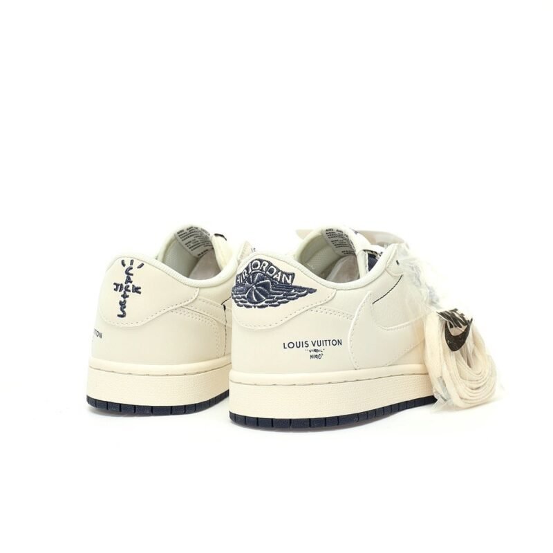 【AT3235】Louis Vuitton x Travis Scott x Nike Air Jordan 1 Low OG SP 人気のヒップホップアーティスト、Travis Scottとフランスの高級ブランド、Louis Vuittonがコラボし、Nike Air Jordan 1 Low OG SPをカスタマイズしました。