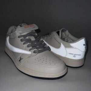 【AT3235】Louis Vuitton x Travis Scott x Nike Air Jordan 1 Low OG SP 人気のヒップホップアーティスト、Travis Scottとフランスの高級ブランド、Louis Vuittonがコラボし、Nike Air Jordan 1 Low OG SPをカスタマイズしました。