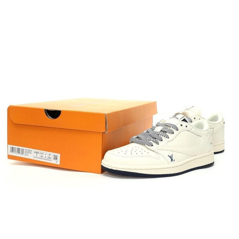 【AT3235】Louis Vuitton x Travis Scott x Nike Air Jordan 1 Low OG SP 人気のヒップホップアーティスト、Travis Scottとフランスの高級ブランド、Louis Vuittonがコラボし、Nike Air Jordan 1 Low OG SPをカスタマイズしました。