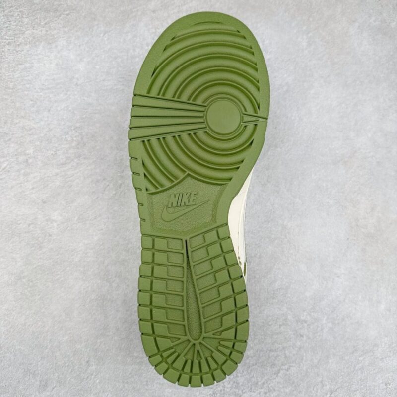 【AT3245】Nike x Supreme collaboration Dunk Low green limited edition Nike x Supreme コラボ Dunk Low グリーン限定版 - トレンディなクラシック、ユニークな魅力