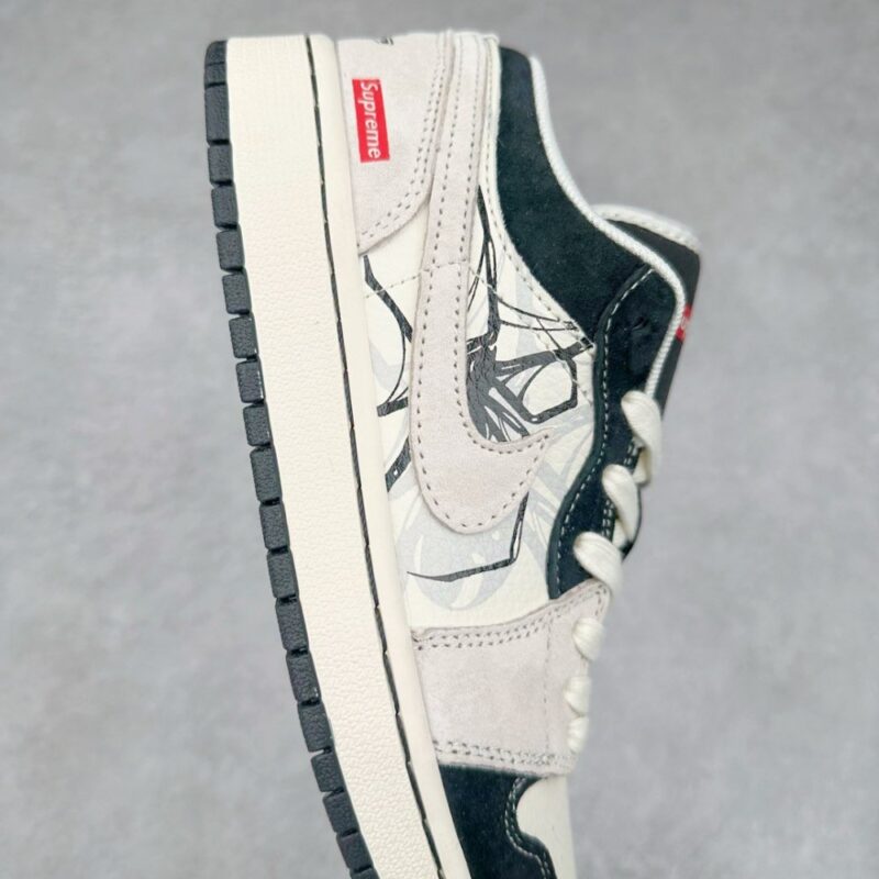 【AT3249】Nike x Supreme Air Jordan 1 のコラボレーションローカットシューズ、ブラックホワイトグラフィティデザイン- トレンドアート、限定モデル。