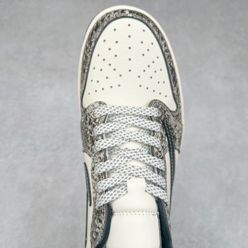 【AT3250】Nike x Cactus Jack Air Jordan AJ1 Low コラボ ローカット スニーカー ブラックホワイト スネーク柄 限定版 - 流行の新定義、ユニークなデザイン