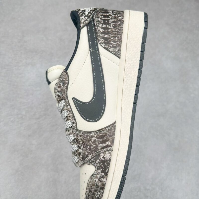 【AT3250】Nike x Cactus Jack Air Jordan AJ1 Low コラボ ローカット スニーカー ブラックホワイト スネーク柄 限定版 - 流行の新定義、ユニークなデザイン