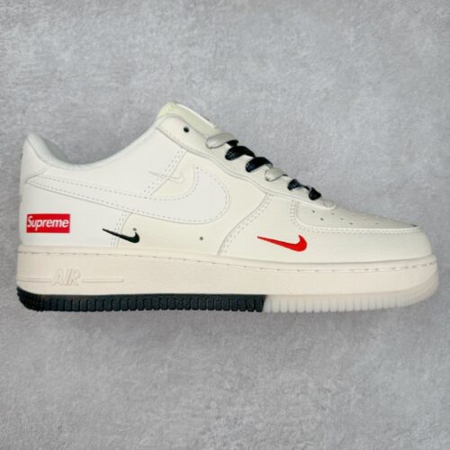 【AT3251】Nike x Supreme コラボ Air Force 1 白ローカット - シンプルでトレンディ、数量限定販売