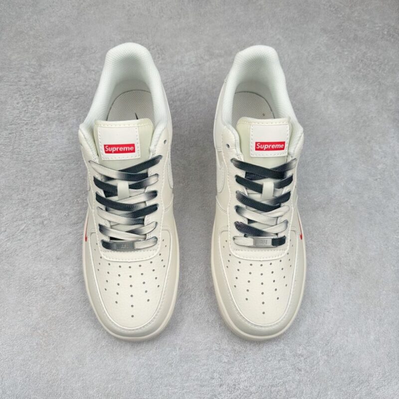 【AT3251】Nike x Supreme コラボ Air Force 1 白ローカット - シンプルでトレンディ、数量限定販売