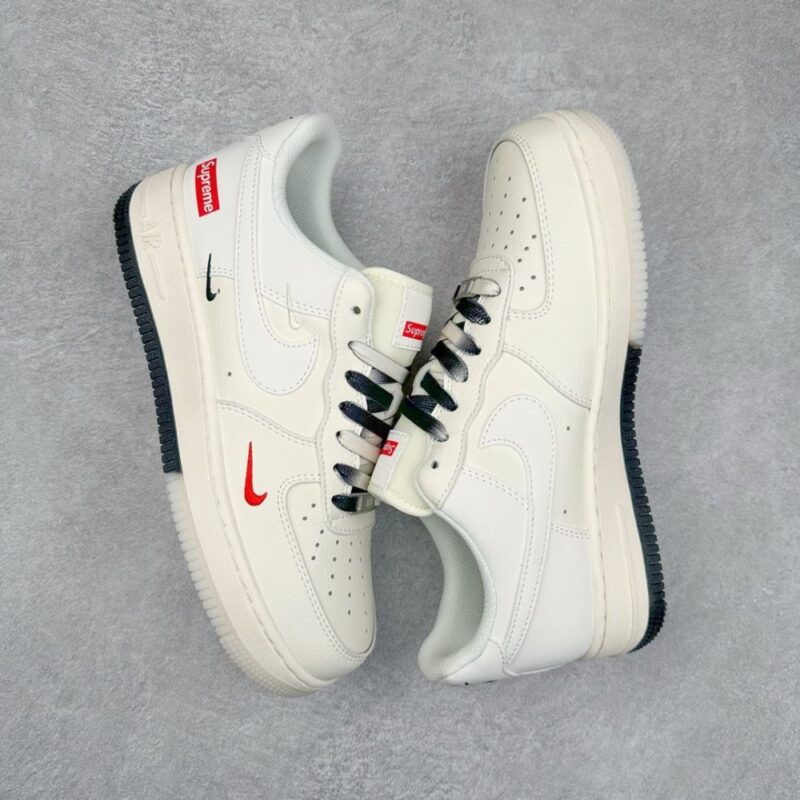 【AT3251】Nike x Supreme コラボ Air Force 1 白ローカット - シンプルでトレンディ、数量限定販売