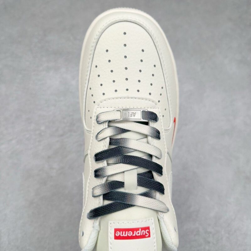 【AT3251】Nike x Supreme コラボ Air Force 1 白ローカット - シンプルでトレンディ、数量限定販売