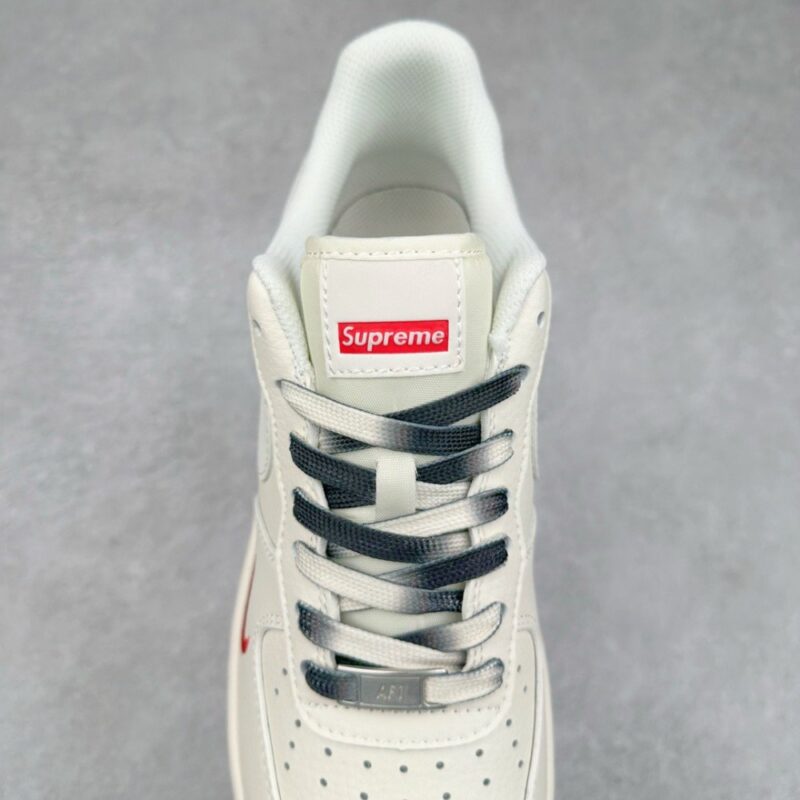 【AT3251】Nike x Supreme コラボ Air Force 1 白ローカット - シンプルでトレンディ、数量限定販売