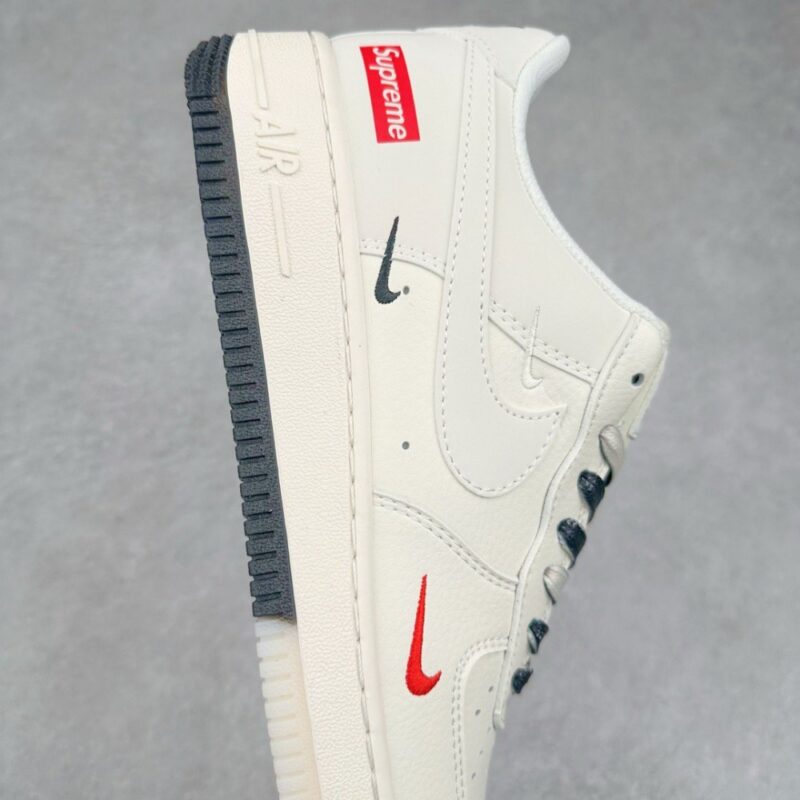 【AT3251】Nike x Supreme コラボ Air Force 1 白ローカット - シンプルでトレンディ、数量限定販売