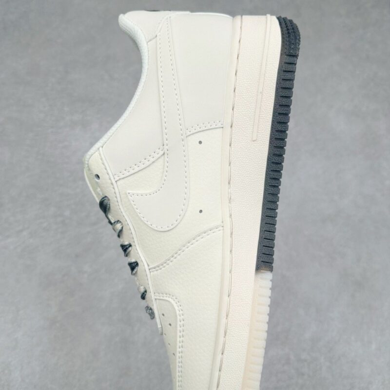 【AT3251】Nike x Supreme コラボ Air Force 1 白ローカット - シンプルでトレンディ、数量限定販売