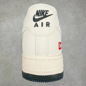 【AT3251】Nike x Supreme コラボ Air Force 1 白ローカット - シンプルでトレンディ、数量限定販売