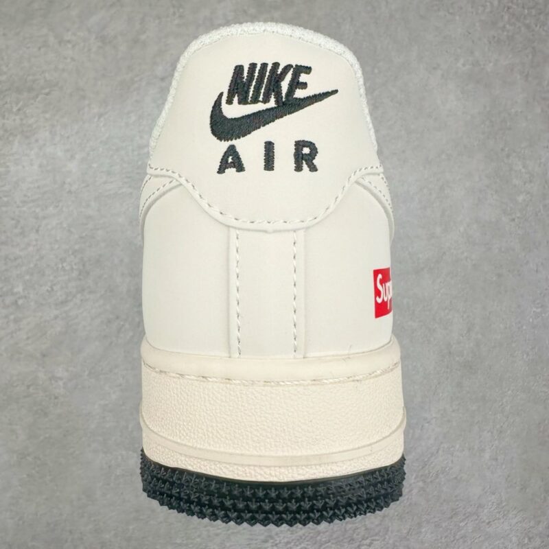 【AT3251】Nike x Supreme コラボ Air Force 1 白ローカット - シンプルでトレンディ、数量限定販売