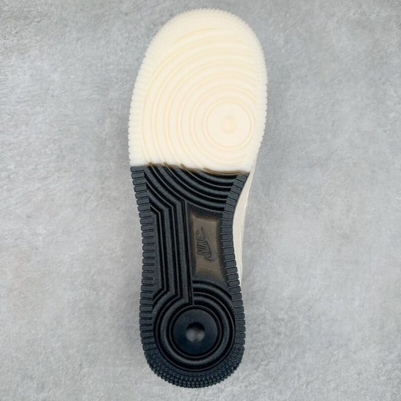 【AT3251】Nike x Supreme コラボ Air Force 1 白ローカット - シンプルでトレンディ、数量限定販売