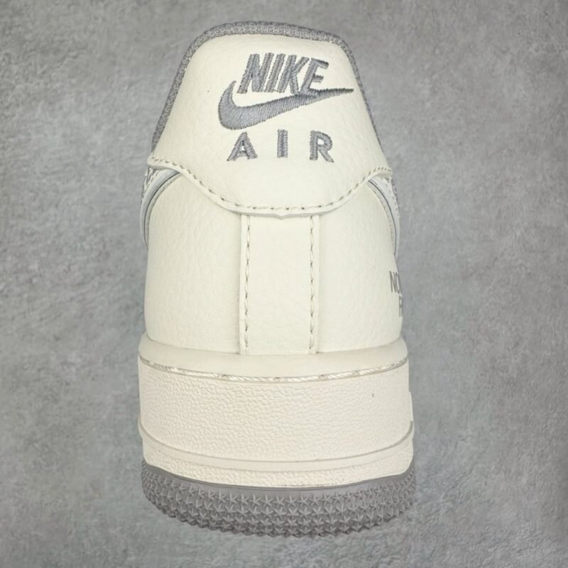 【AT3252】Nike x The North Face コラボ Air Force 1 ローカット モデル - アウトドアとトレンドの完璧な融合