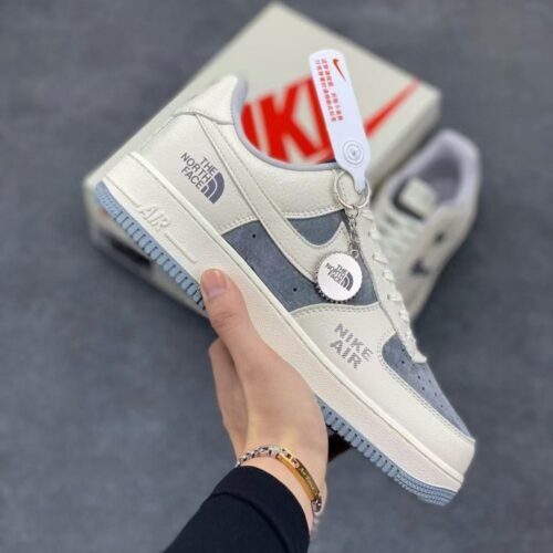 【AT3253】The North Face x Nike Air Force 1 07 Low クリエイティブなカスタムカラーリング、有名なアウトドアブランドThe North Faceとのコラボレーション、Nike Air Force 1 07 Low。