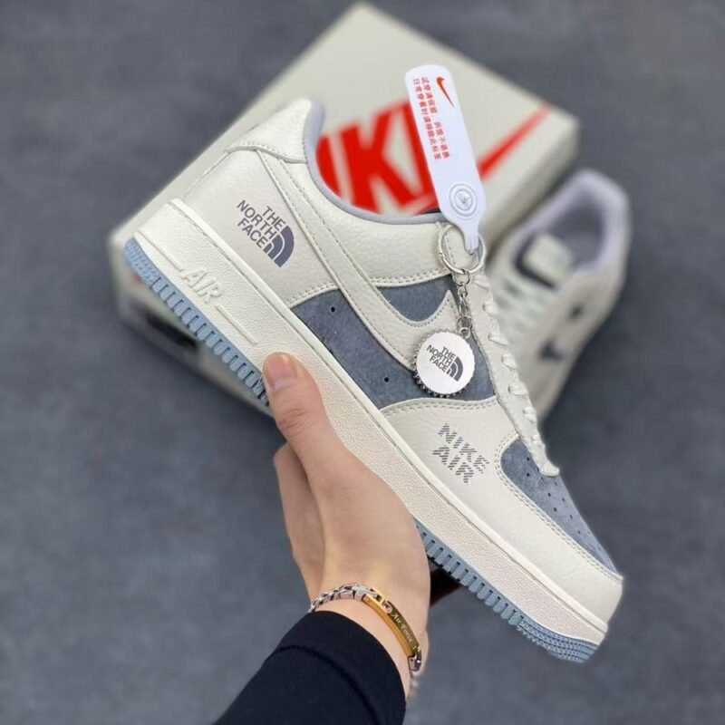 【AT3253】The North Face x Nike Air Force 1 07 Low クリエイティブなカスタムカラーリング、有名なアウトドアブランドThe North Faceとのコラボレーション、Nike Air Force 1 07 Low。
