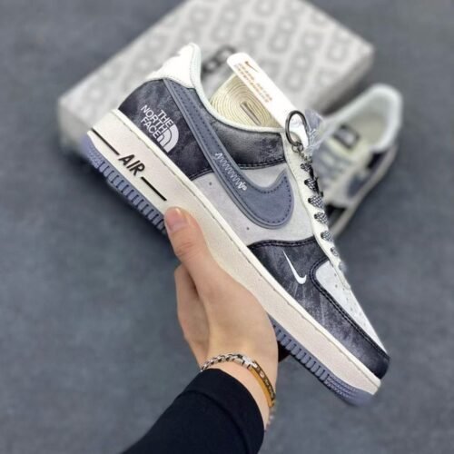 【AT3254】The North Face x Nike Air Force 1 07 Low クリエイティブなカスタマイズとコラボレーションカラー。人気のアウトドアブランド、ザ・ノース・フェイスとナイキ エア フォース 1 07 ローのコラボレーション。