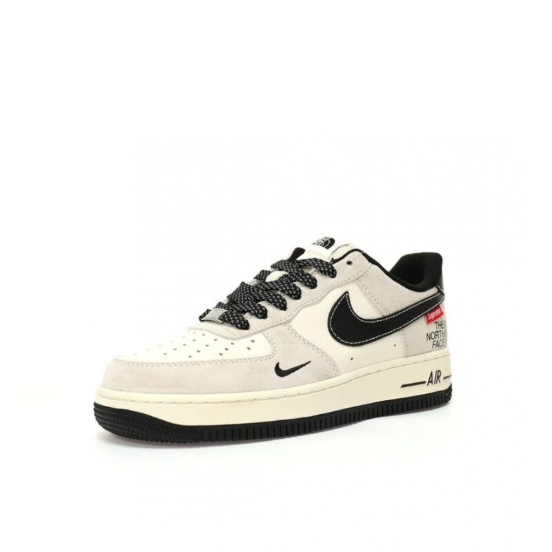 【AT3255】「高級コラボ限定版」The North Face x Supreme x Nike Air Force 1 07 Low "Supreme"の3方向のカスタム配色、ブラックとホワイトの配色、有名なアウトドアブランドとのコラボレーションを実現。