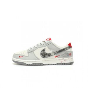 【AT3256】Nike x The North Face ナイキ ダンク ロー レトロ "DIYプレミアムカスタマイズ" ノースフェイス 蛇年グレーブラックスネークスケール ローカットカジュアルスポーツシューズ Nike x The North Face コラボレーション ダンク ロー グレーホワイトスネーク柄限定版 - アウトドア機能とトレンドが完璧に融合