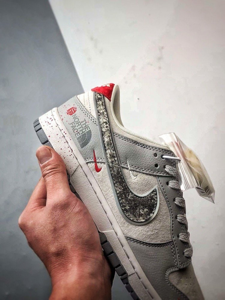 【AT3256】Nike x The North Face ナイキ ダンク ロー レトロ "DIYプレミアムカスタマイズ" ノースフェイス 蛇年グレーブラックスネークスケール ローカットカジュアルスポーツシューズ Nike x The North Face コラボレーション ダンク ロー グレーホワイトスネーク柄限定版 - アウトドア機能とトレンドが完璧に融合
