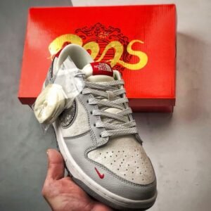 【AT3256】Nike x The North Face ナイキ ダンク ロー レトロ "DIYプレミアムカスタマイズ" ノースフェイス 蛇年グレーブラックスネークスケール ローカットカジュアルスポーツシューズ Nike x The North Face コラボレーション ダンク ロー グレーホワイトスネーク柄限定版 - アウトドア機能とトレンドが完璧に融合