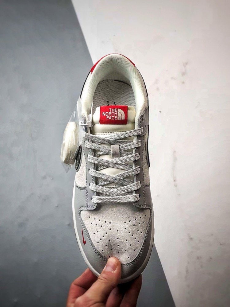 【AT3256】Nike x The North Face ナイキ ダンク ロー レトロ "DIYプレミアムカスタマイズ" ノースフェイス 蛇年グレーブラックスネークスケール ローカットカジュアルスポーツシューズ Nike x The North Face コラボレーション ダンク ロー グレーホワイトスネーク柄限定版 - アウトドア機能とトレンドが完璧に融合