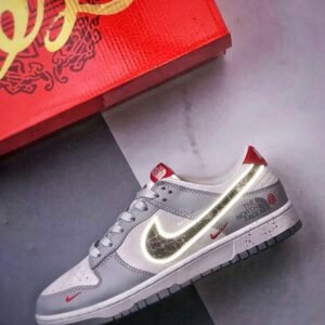 【AT3256】Nike x The North Face ナイキ ダンク ロー レトロ "DIYプレミアムカスタマイズ" ノースフェイス 蛇年グレーブラックスネークスケール ローカットカジュアルスポーツシューズ Nike x The North Face コラボレーション ダンク ロー グレーホワイトスネーク柄限定版 - アウトドア機能とトレンドが完璧に融合