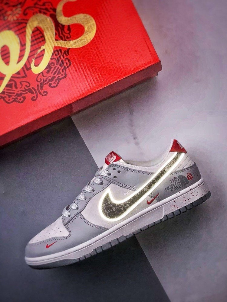【AT3256】Nike x The North Face ナイキ ダンク ロー レトロ "DIYプレミアムカスタマイズ" ノースフェイス 蛇年グレーブラックスネークスケール ローカットカジュアルスポーツシューズ Nike x The North Face コラボレーション ダンク ロー グレーホワイトスネーク柄限定版 - アウトドア機能とトレンドが完璧に融合