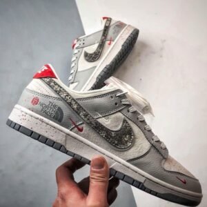 【AT3256】Nike x The North Face ナイキ ダンク ロー レトロ "DIYプレミアムカスタマイズ" ノースフェイス 蛇年グレーブラックスネークスケール ローカットカジュアルスポーツシューズ Nike x The North Face コラボレーション ダンク ロー グレーホワイトスネーク柄限定版 - アウトドア機能とトレンドが完璧に融合