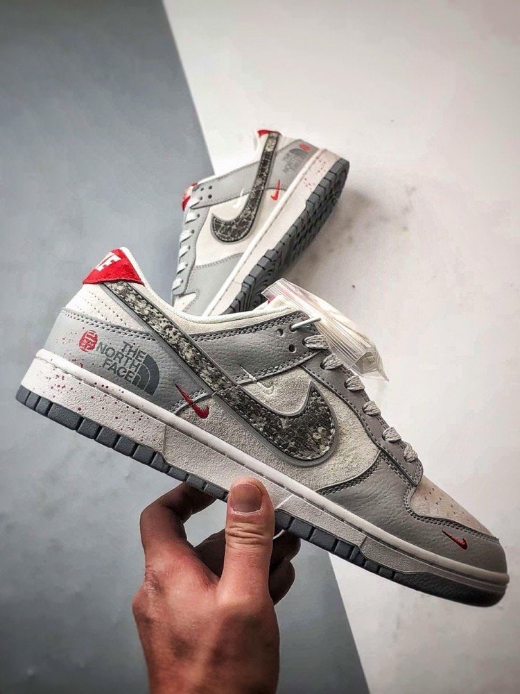 【AT3256】Nike x The North Face ナイキ ダンク ロー レトロ "DIYプレミアムカスタマイズ" ノースフェイス 蛇年グレーブラックスネークスケール ローカットカジュアルスポーツシューズ Nike x The North Face コラボレーション ダンク ロー グレーホワイトスネーク柄限定版 - アウトドア機能とトレンドが完璧に融合