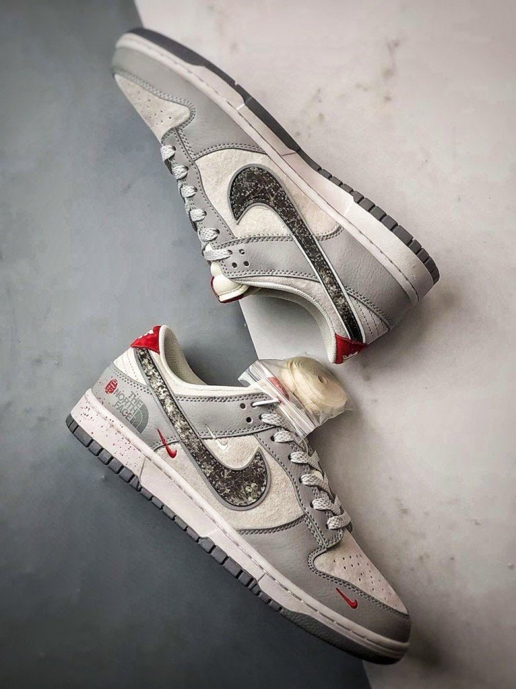 【AT3256】Nike x The North Face ナイキ ダンク ロー レトロ "DIYプレミアムカスタマイズ" ノースフェイス 蛇年グレーブラックスネークスケール ローカットカジュアルスポーツシューズ Nike x The North Face コラボレーション ダンク ロー グレーホワイトスネーク柄限定版 - アウトドア機能とトレンドが完璧に融合