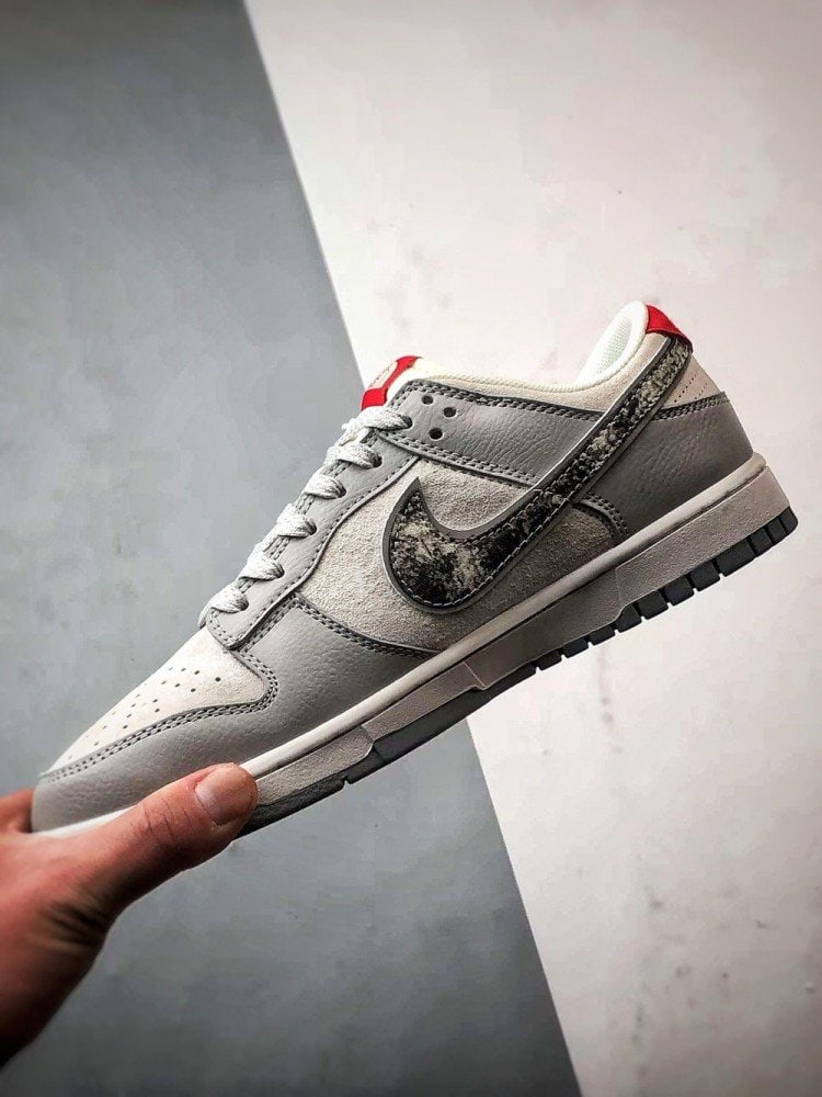 【AT3256】Nike x The North Face ナイキ ダンク ロー レトロ "DIYプレミアムカスタマイズ" ノースフェイス 蛇年グレーブラックスネークスケール ローカットカジュアルスポーツシューズ Nike x The North Face コラボレーション ダンク ロー グレーホワイトスネーク柄限定版 - アウトドア機能とトレンドが完璧に融合