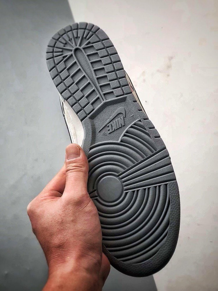 【AT3256】Nike x The North Face ナイキ ダンク ロー レトロ "DIYプレミアムカスタマイズ" ノースフェイス 蛇年グレーブラックスネークスケール ローカットカジュアルスポーツシューズ Nike x The North Face コラボレーション ダンク ロー グレーホワイトスネーク柄限定版 - アウトドア機能とトレンドが完璧に融合