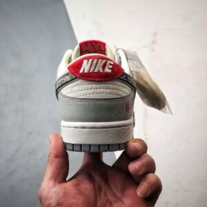 【AT3256】Nike x The North Face ナイキ ダンク ロー レトロ "DIYプレミアムカスタマイズ" ノースフェイス 蛇年グレーブラックスネークスケール ローカットカジュアルスポーツシューズ Nike x The North Face コラボレーション ダンク ロー グレーホワイトスネーク柄限定版 - アウトドア機能とトレンドが完璧に融合