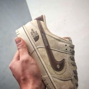 【AT3259】Nike x The North FaceのNike Dunk Low Retroの茶色のパッチワークデザインのスケートシューズ