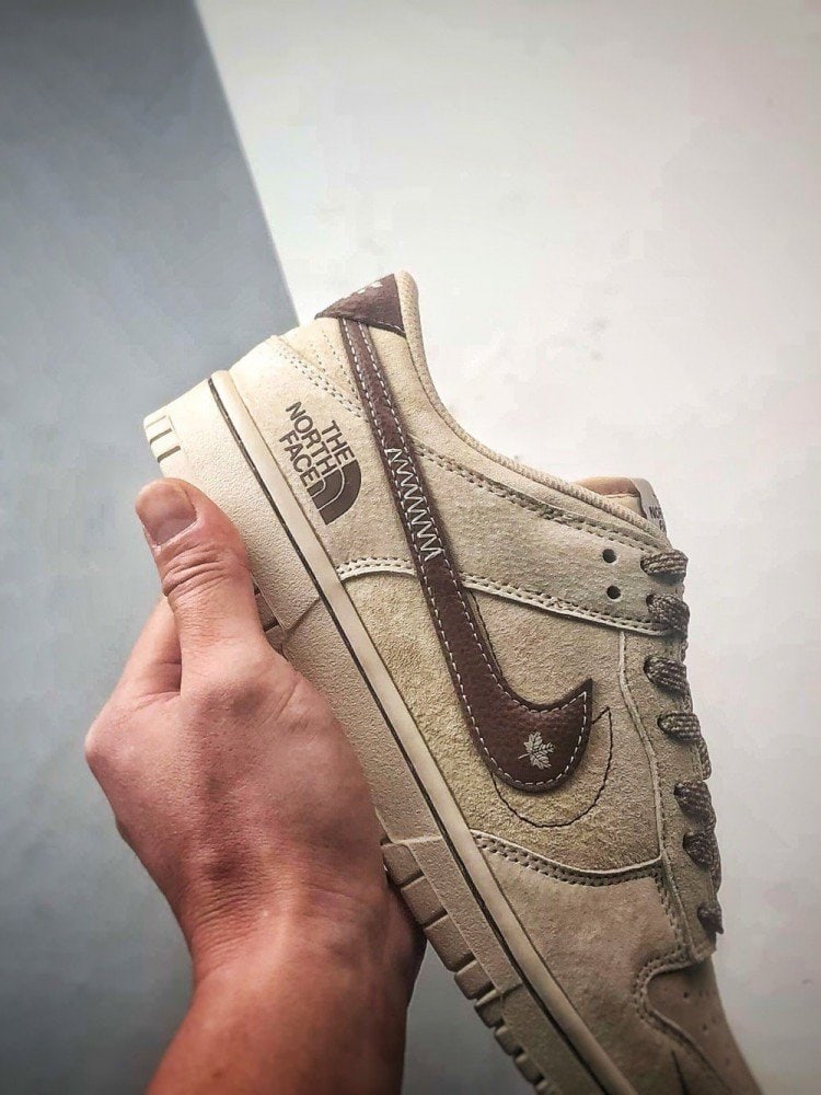【AT3259】Nike x The North FaceのNike Dunk Low Retroの茶色のパッチワークデザインのスケートシューズ