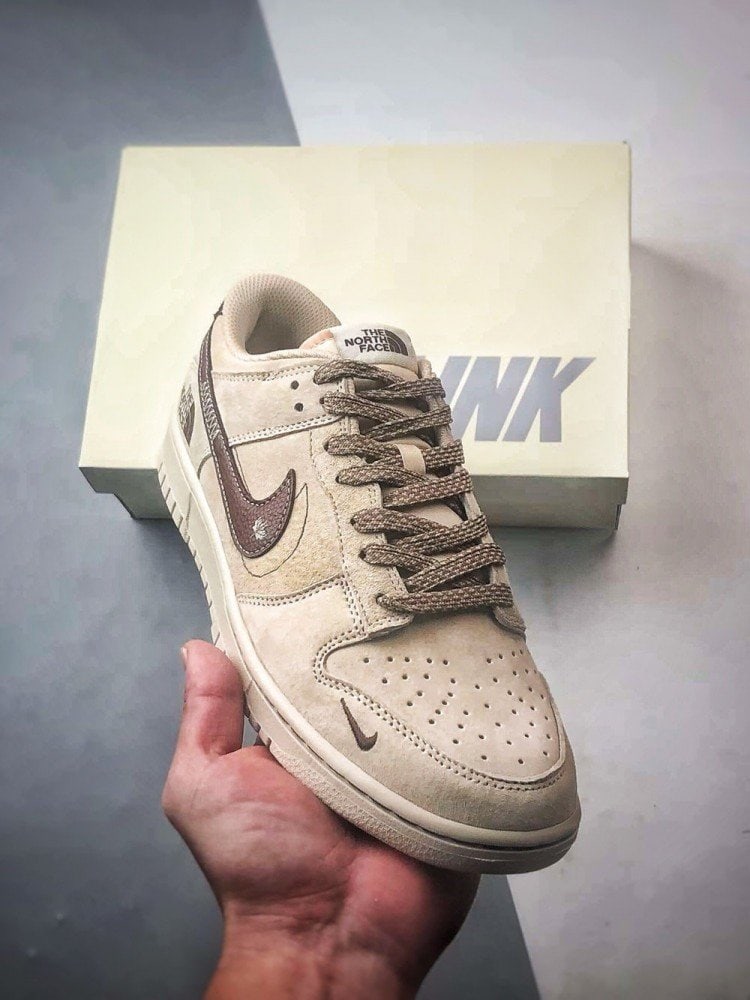 【AT3259】Nike x The North FaceのNike Dunk Low Retroの茶色のパッチワークデザインのスケートシューズ