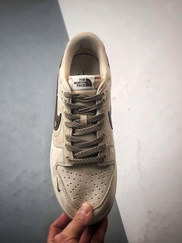 【AT3259】Nike x The North FaceのNike Dunk Low Retroの茶色のパッチワークデザインのスケートシューズ