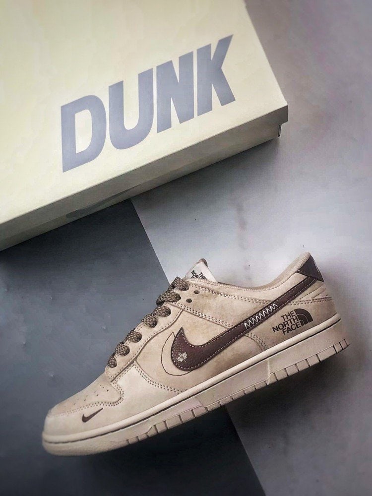 【AT3259】Nike x The North FaceのNike Dunk Low Retroの茶色のパッチワークデザインのスケートシューズ
