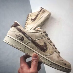 【AT3259】Nike x The North FaceのNike Dunk Low Retroの茶色のパッチワークデザインのスケートシューズ