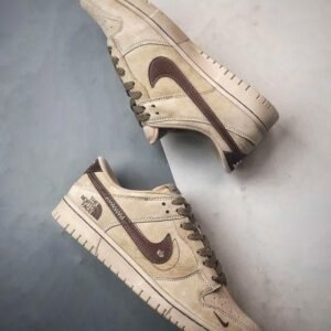 【AT3259】Nike x The North FaceのNike Dunk Low Retroの茶色のパッチワークデザインのスケートシューズ
