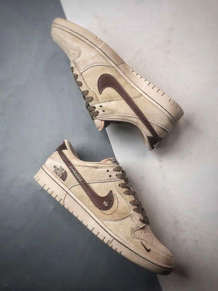 【AT3259】Nike x The North FaceのNike Dunk Low Retroの茶色のパッチワークデザインのスケートシューズ