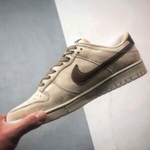 【AT3259】Nike x The North FaceのNike Dunk Low Retroの茶色のパッチワークデザインのスケートシューズ