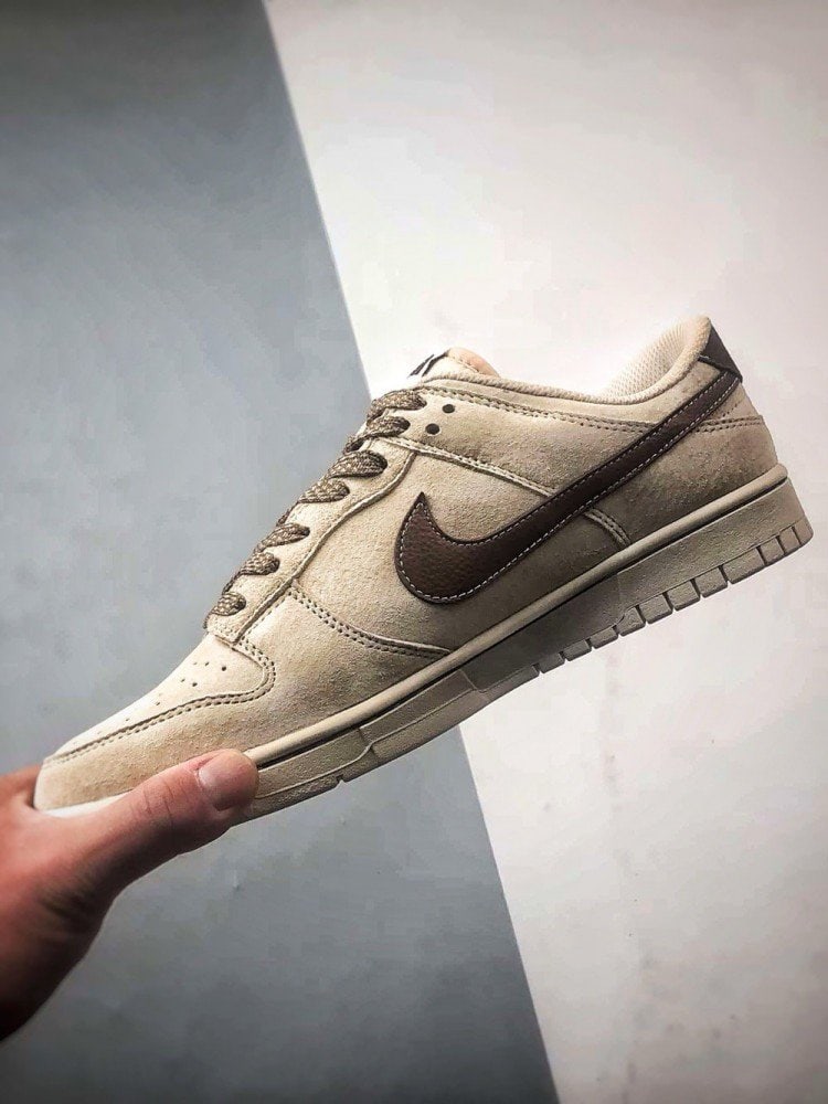 【AT3259】Nike x The North FaceのNike Dunk Low Retroの茶色のパッチワークデザインのスケートシューズ