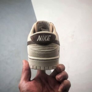 【AT3259】Nike x The North FaceのNike Dunk Low Retroの茶色のパッチワークデザインのスケートシューズ